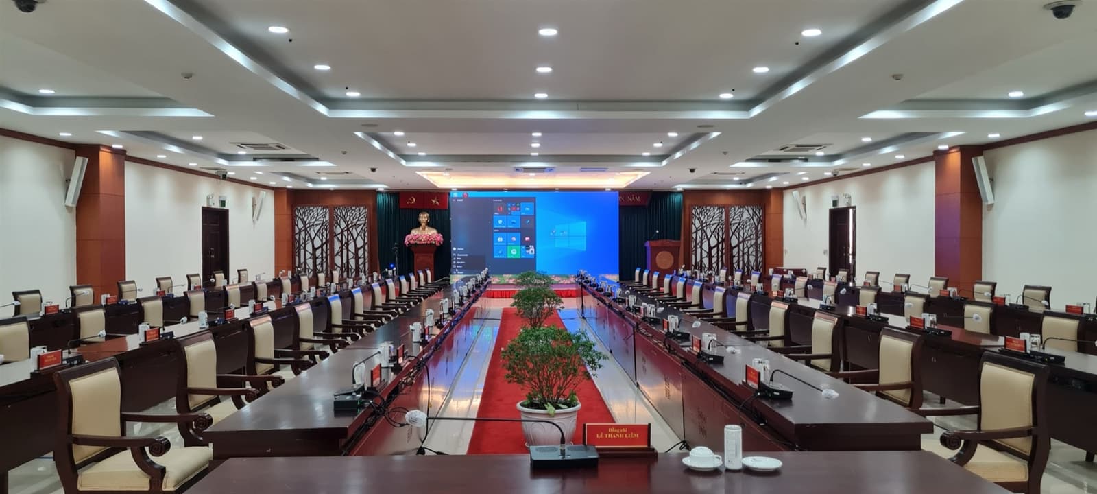 Phòng họp khẩn của lãnh đạo TP.HCM, một micro riêng cho mỗi chỗ ngồi.
