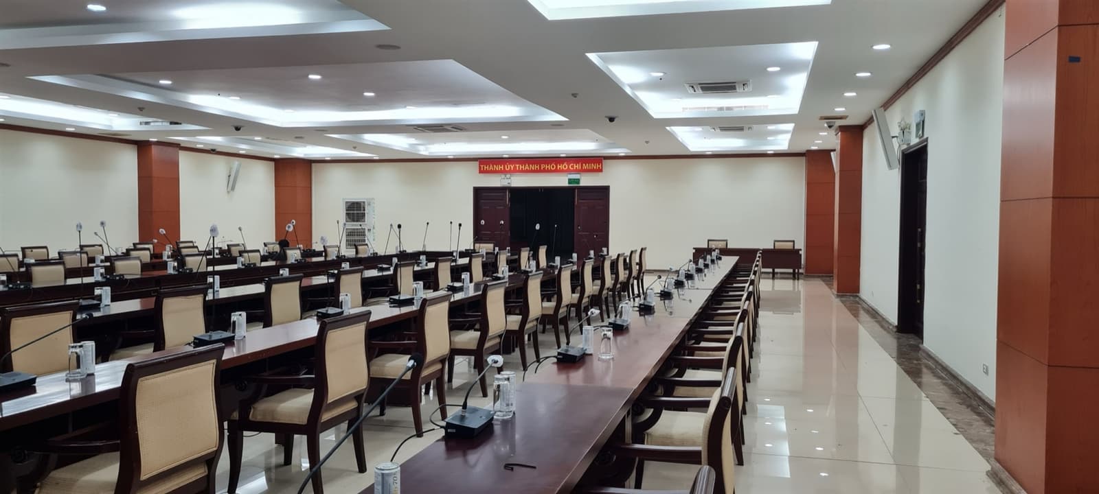 Dàn micro cổ ngỗng lắp lại trên từng bàn, thu rõ tiếng ở khoảng cách 90 đến 100 cm.