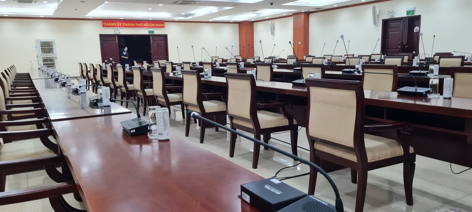 Bộ micro Auditel trên bàn, phía sau là một nhân sự đeo khẩu trang giữa lockdown tháng 7/2021.
