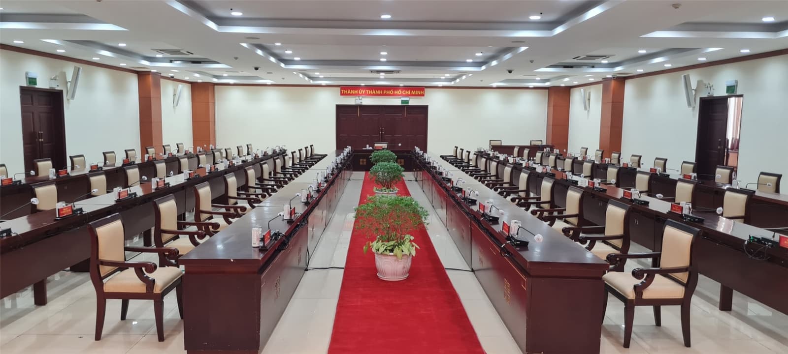 Hội trường sau khi hoàn thiện, đường dây làm gọn đẹp dù chỉ phục vụ đúng một ngày.