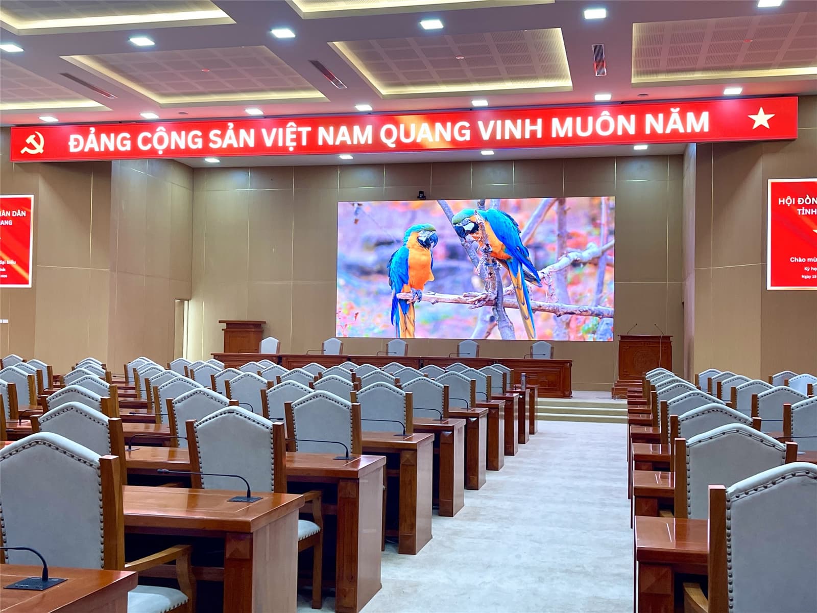 Phòng họp Hội đồng Nhân dân 144 chỗ sau khi hoàn thiện, mỗi vị trí một micro và màn hình LED trung tâm.