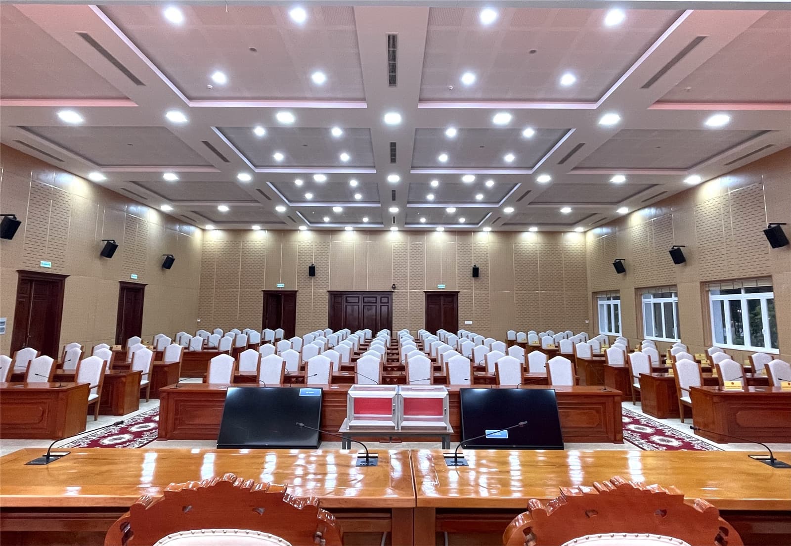 Toàn cảnh phòng họp nhìn từ bàn chủ tọa, đủ 144 chỗ trước giờ nghiệm thu.