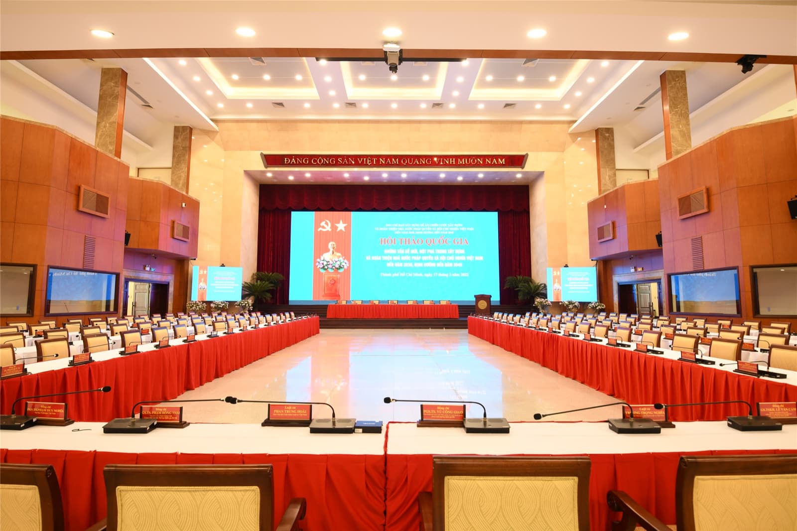 Hội trường sẵn sàng cho phiên hội thảo quốc gia, một micro hội nghị tại từng vị trí đại biểu.