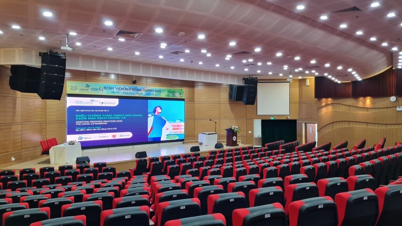 Hội trường trong chế độ hội nghị khoa học, nơi diễn ra chuỗi hội nghị nhi khoa thường niên suốt 8 năm.