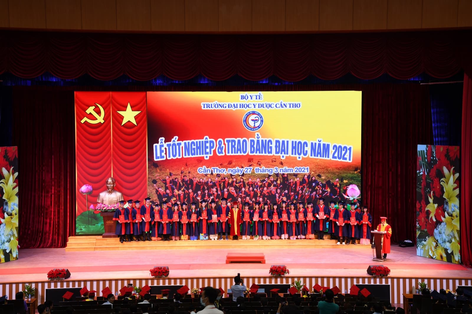 Lễ tốt nghiệp và trao bằng đại học tại hội trường, một trong nhiều sự kiện lớn diễn ra sau bàn giao.