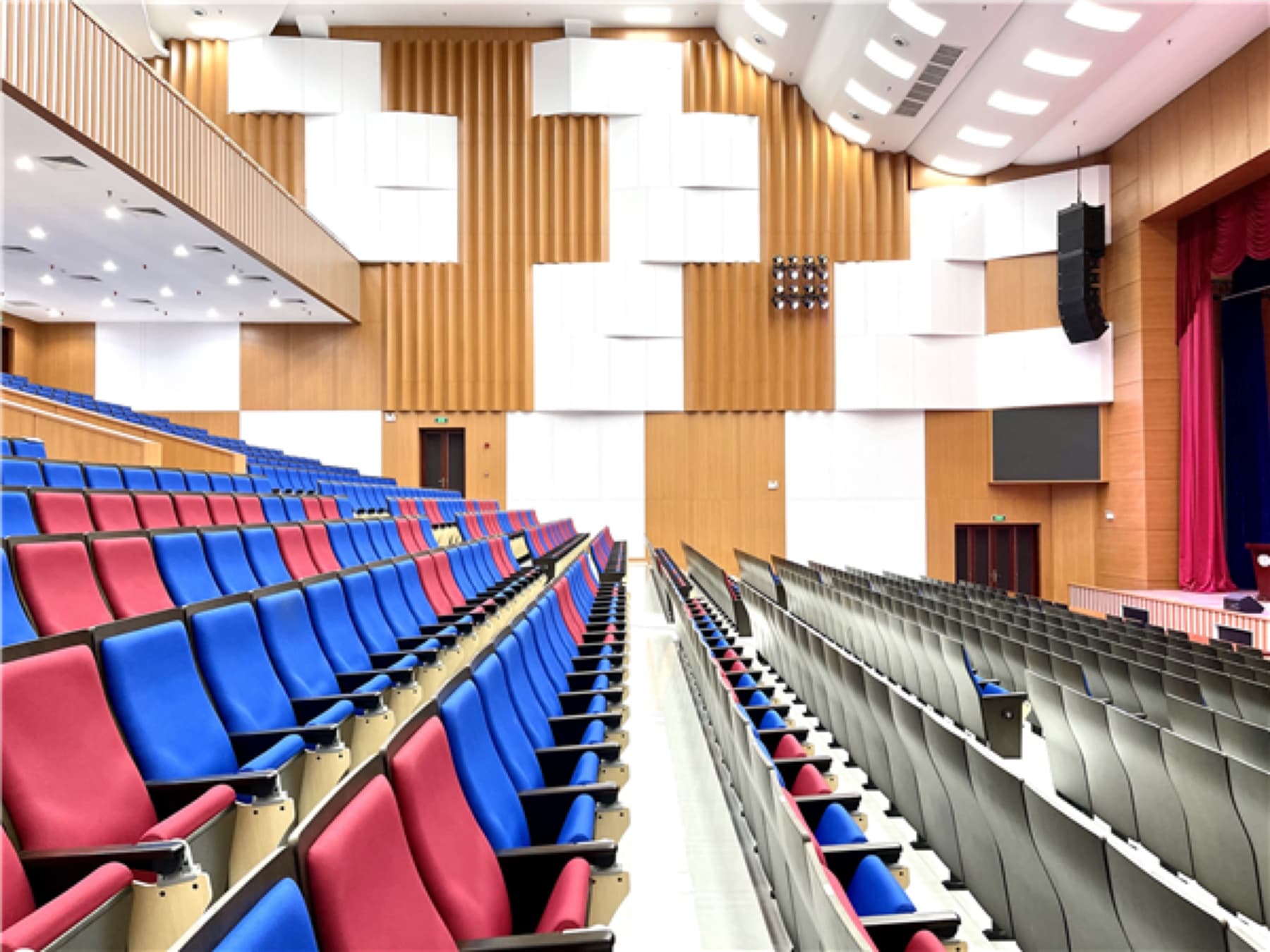 Hội trường đại học (1.150 chỗ): Hội trường 1.150 chỗ, khi điều kiện khó nhất tạo ra kết quả tốt nhất.