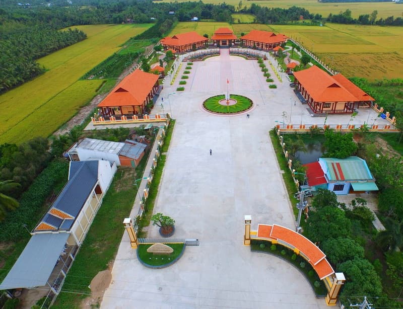 Toàn cảnh khu lưu niệm giữa đồng lúa Vĩnh Long.