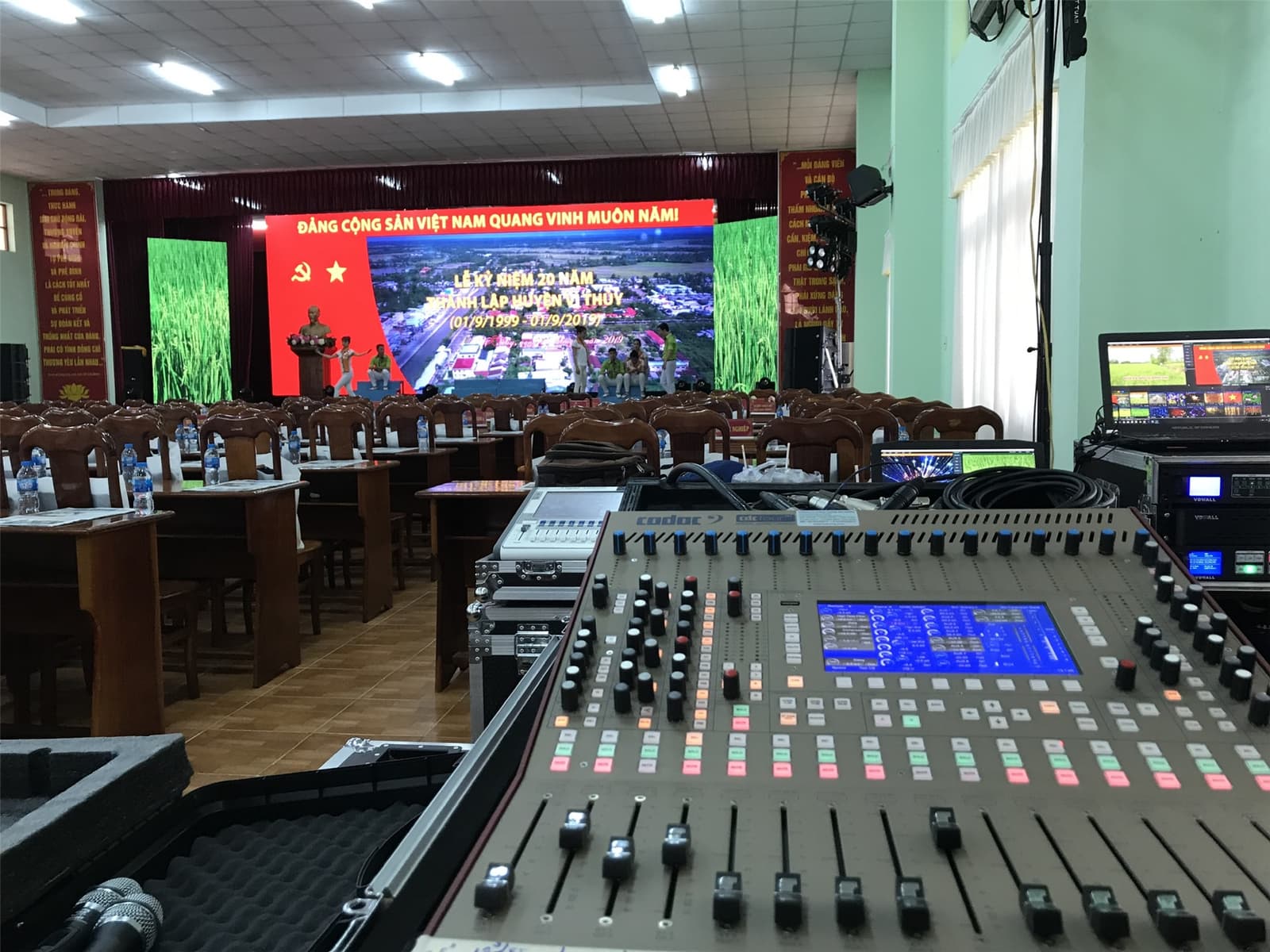 Vị trí điều khiển với bàn trộn CADAC và tủ xử lý tín hiệu, nhìn ra hội trường trước giờ khai lễ.