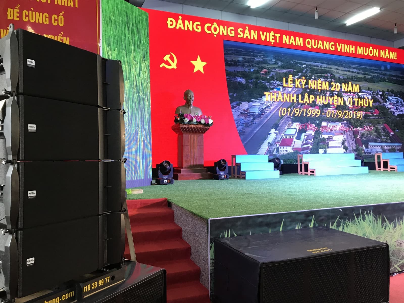 Sân khấu lễ kỷ niệm 20 năm thành lập huyện Vị Thủy, với cụm loa line-array Real Sound dựng sẵn bên cạnh.