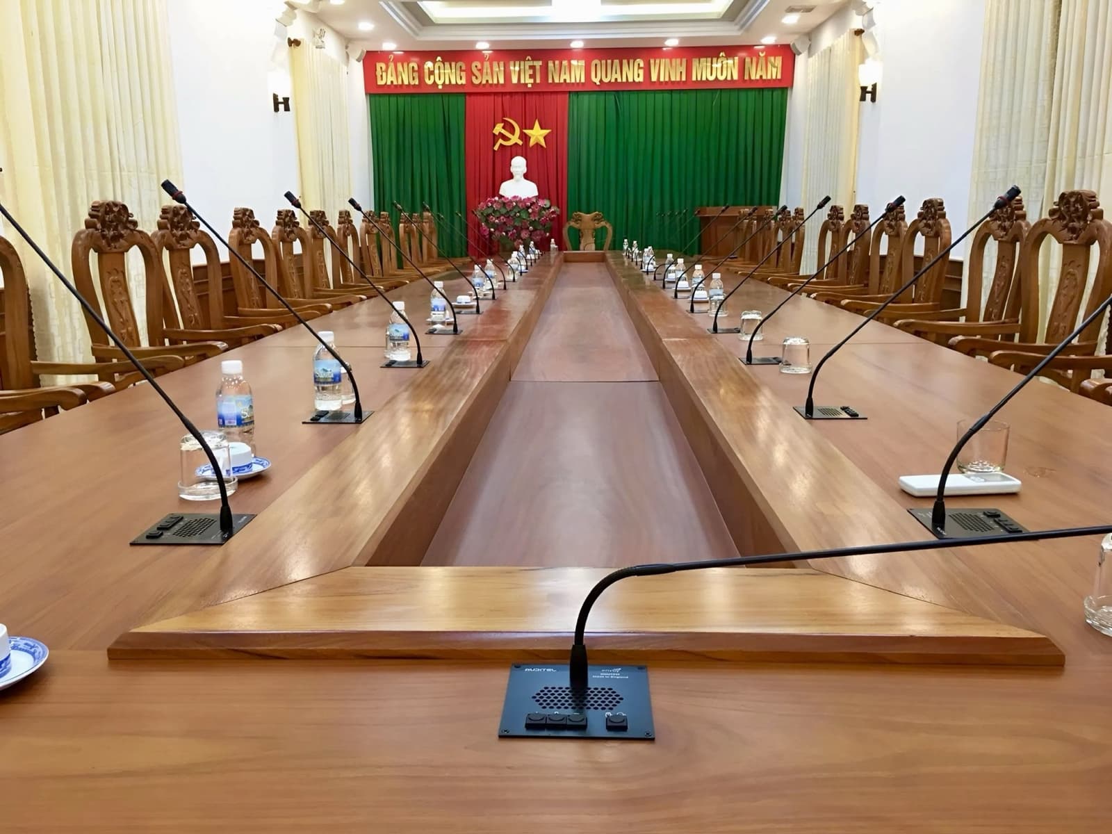 Phòng họp Ban Chấp hành Tỉnh ủy: hẹp, dài, toàn bề mặt cứng, với hệ micro chạy dọc suốt bàn.