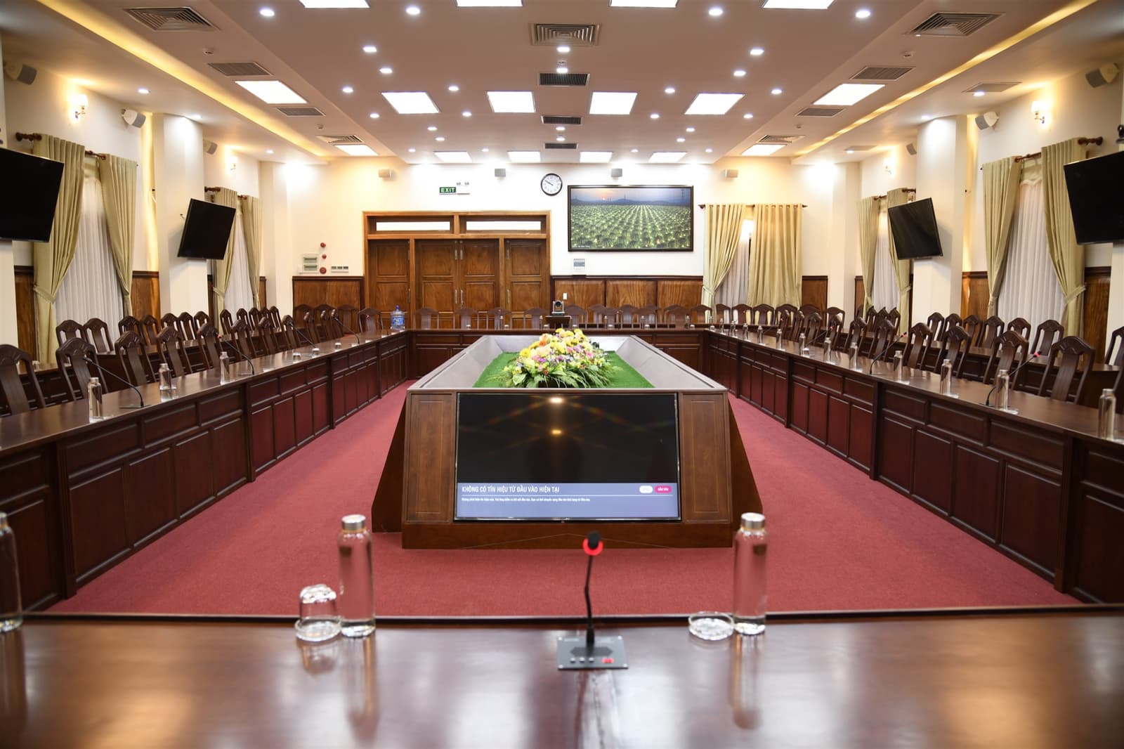 Bàn họp cấp tỉnh vừa rộng vừa trang trọng, nơi mỗi lời phát biểu phải nghe rõ mà không ai phải cúi người.